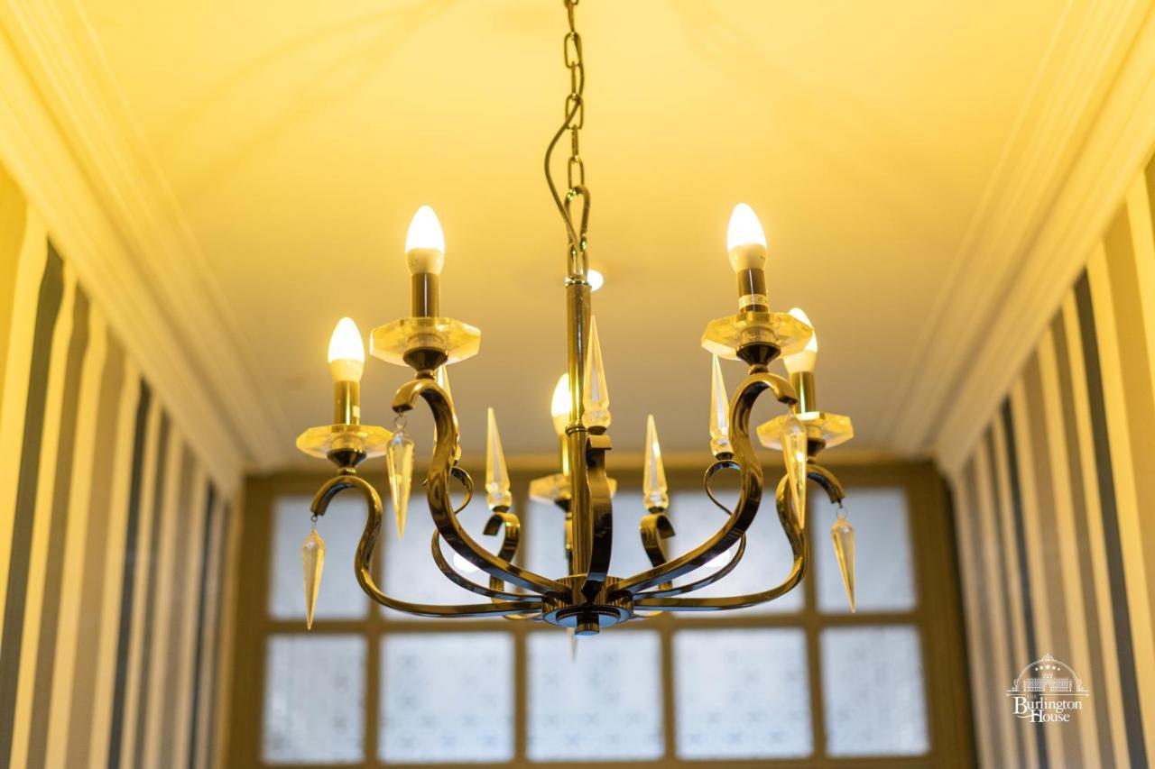 Bed and Breakfast Burlington House Boutique à Oxford Extérieur photo A chandelier
