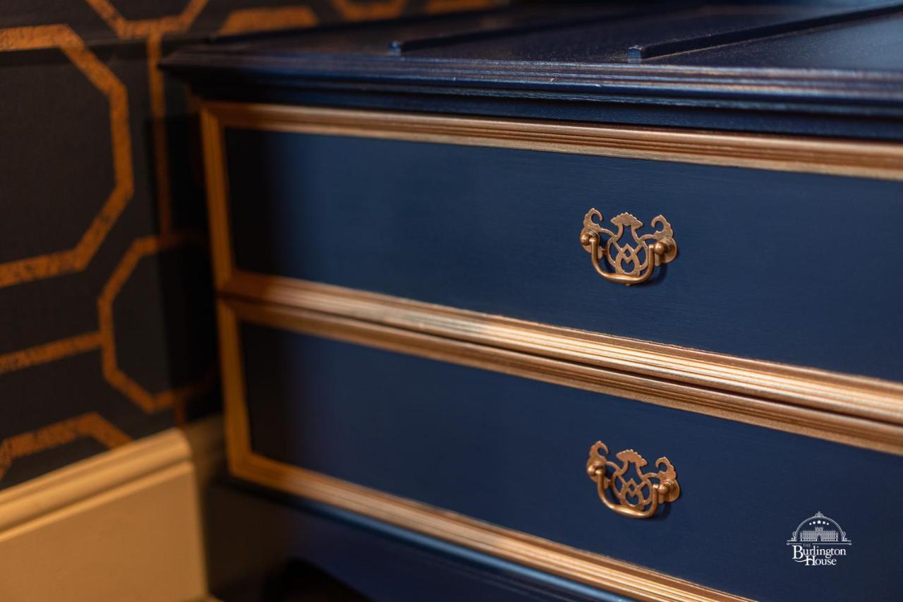 Bed and Breakfast Burlington House Boutique à Oxford Extérieur photo A piece of furniture painted in a blue and gold colour combination