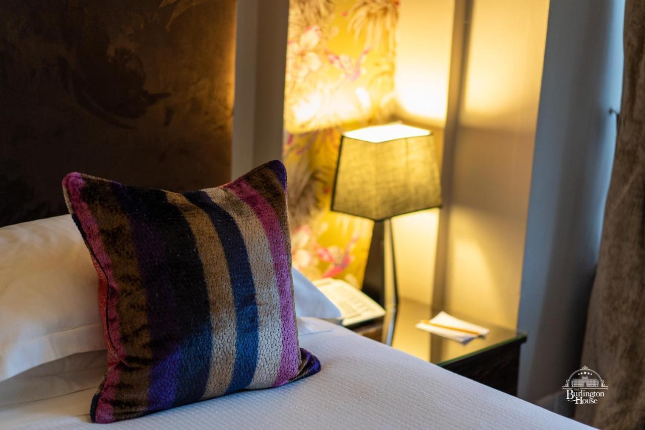 Bed and Breakfast Burlington House Boutique à Oxford Extérieur photo A throw pillow