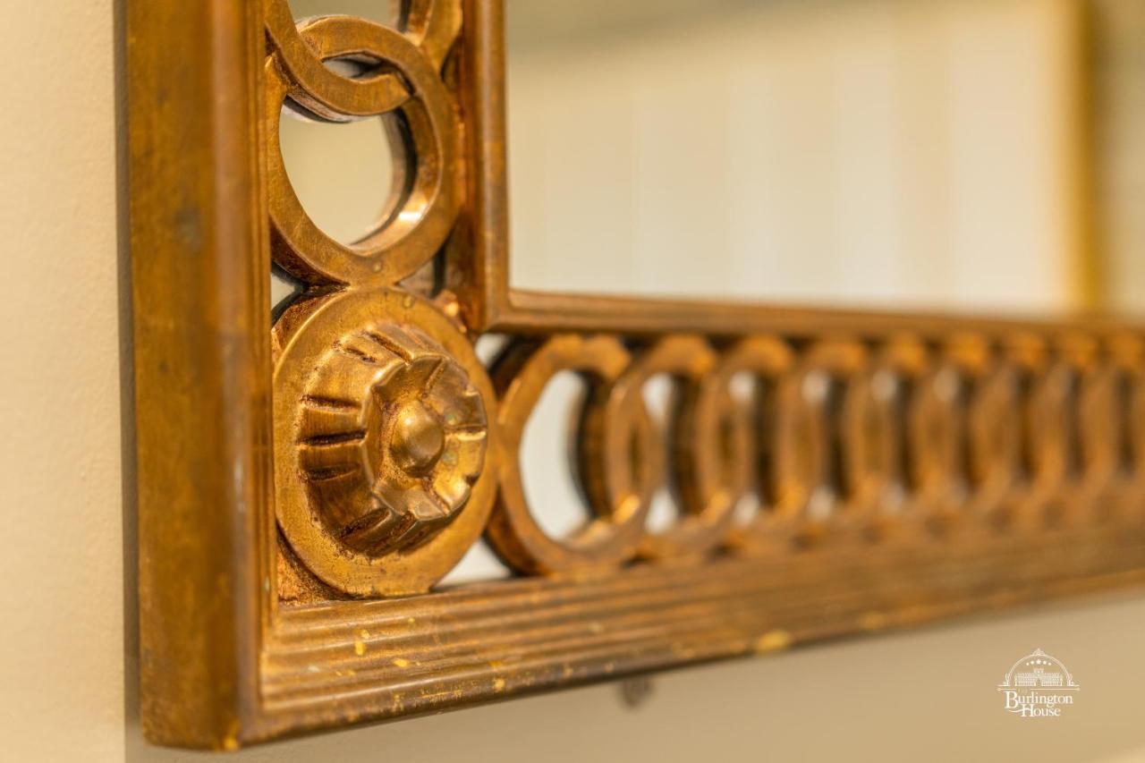Bed and Breakfast Burlington House Boutique à Oxford Extérieur photo Detail of the mirror frame