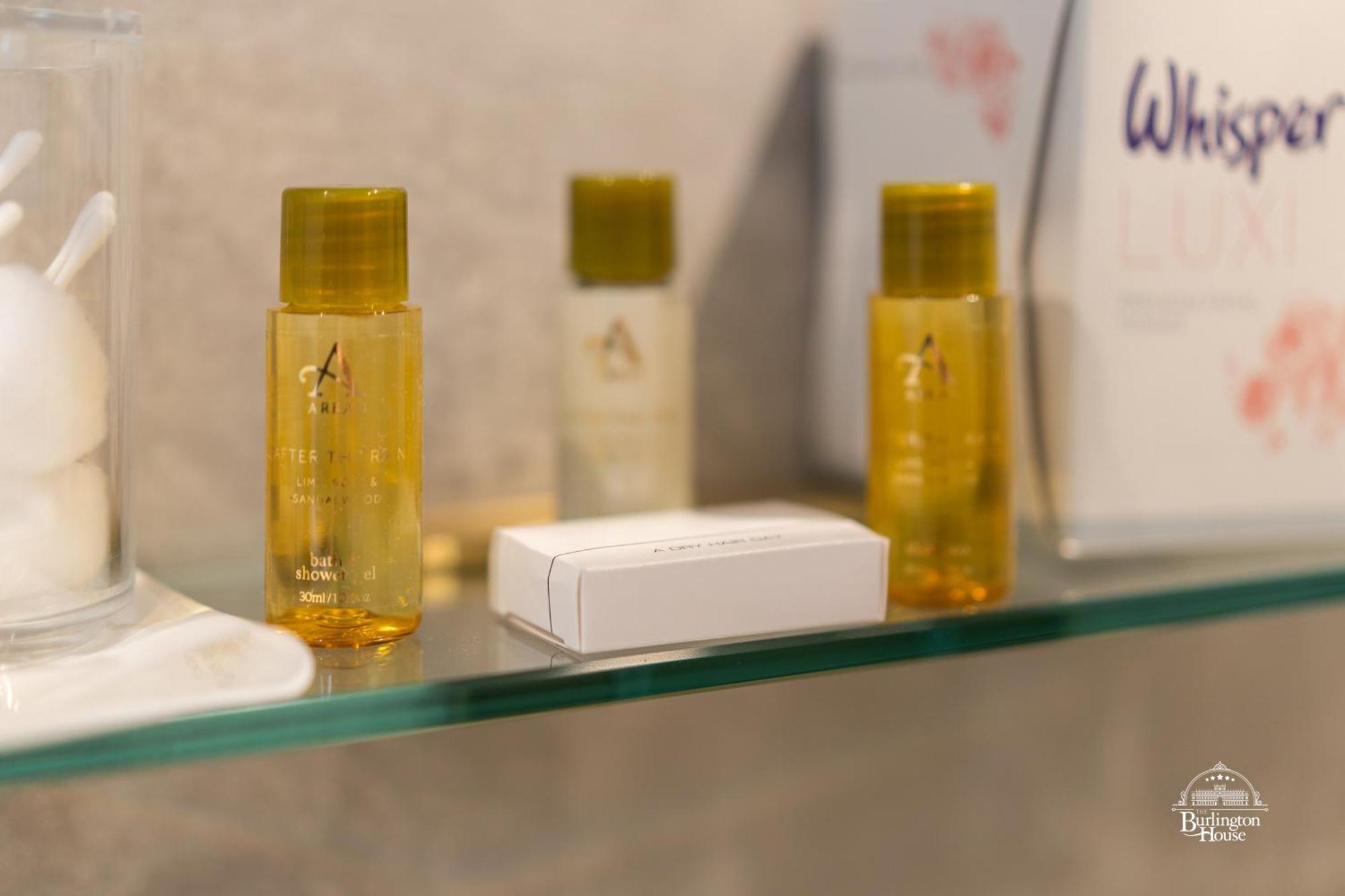 Bed and Breakfast Burlington House Boutique à Oxford Chambre photo A selection of amenities by the brand