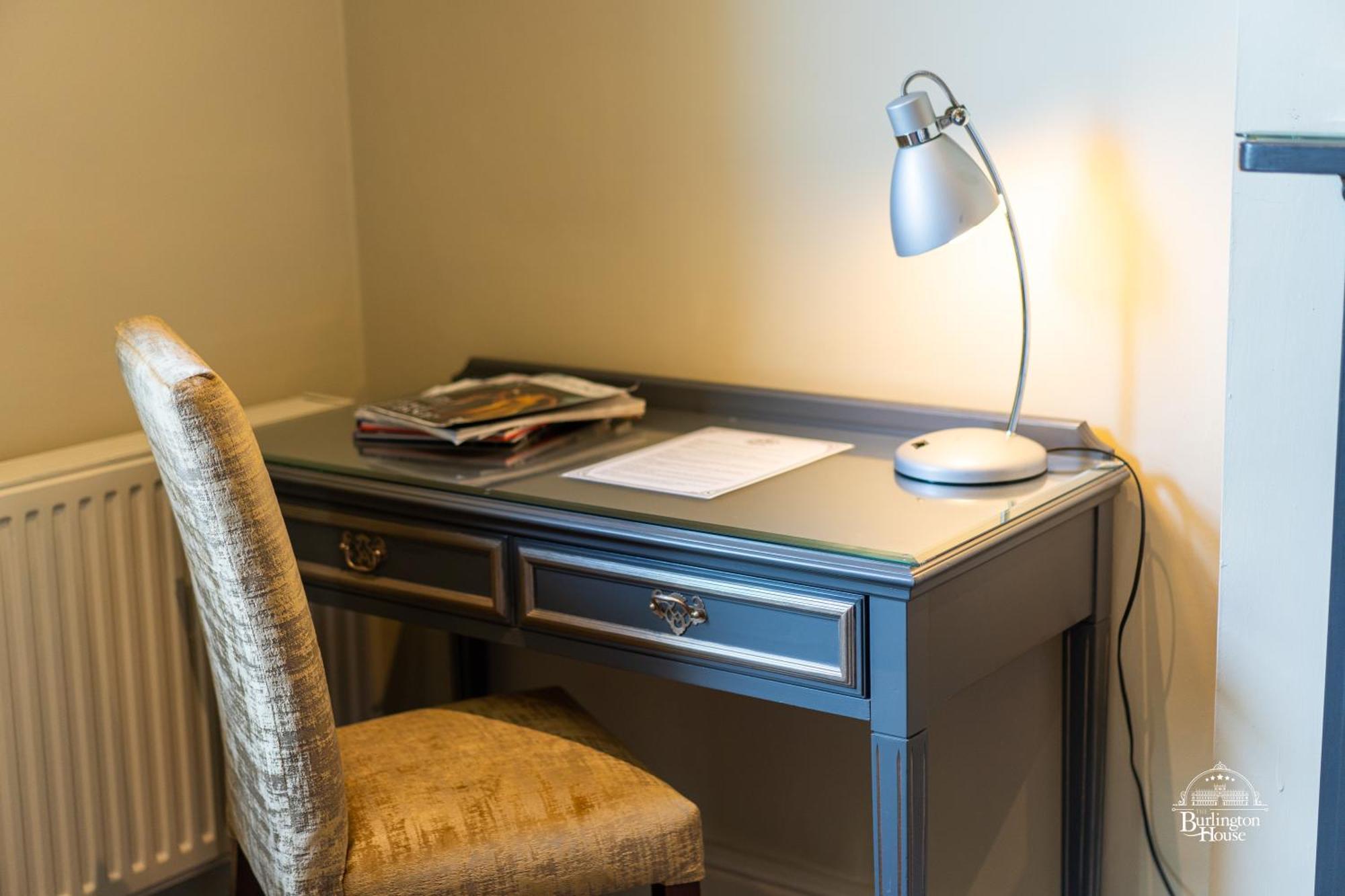 Bed and Breakfast Burlington House Boutique à Oxford Chambre photo A desk lamp