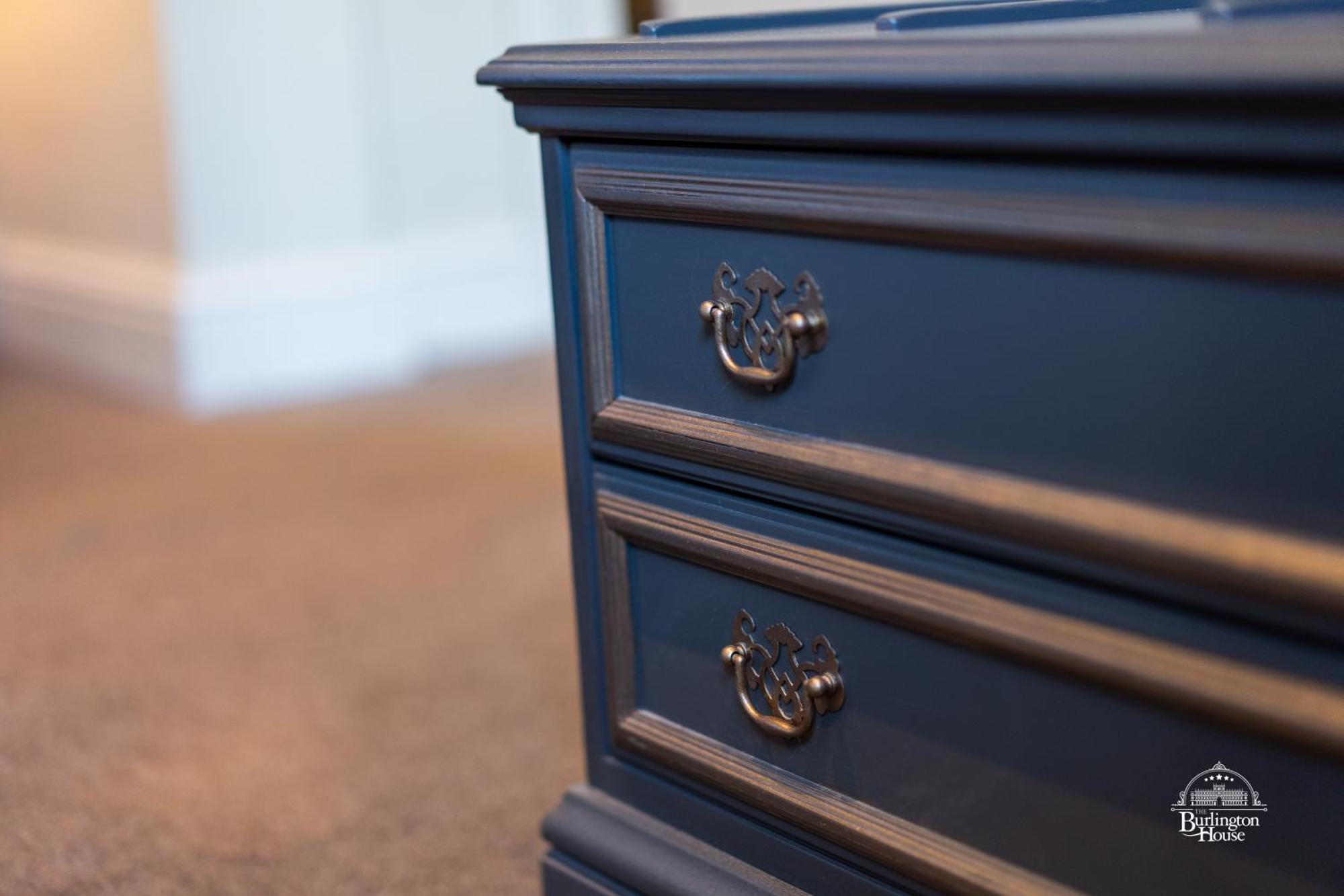 Bed and Breakfast Burlington House Boutique à Oxford Chambre photo A blue painted nightstand