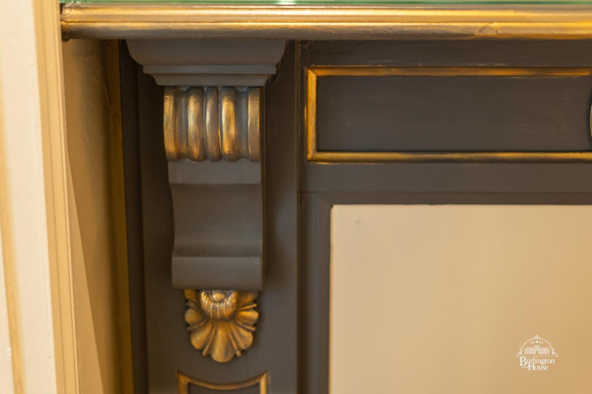 Bed and Breakfast Burlington House Boutique à Oxford Chambre photo Detail of the fireplace