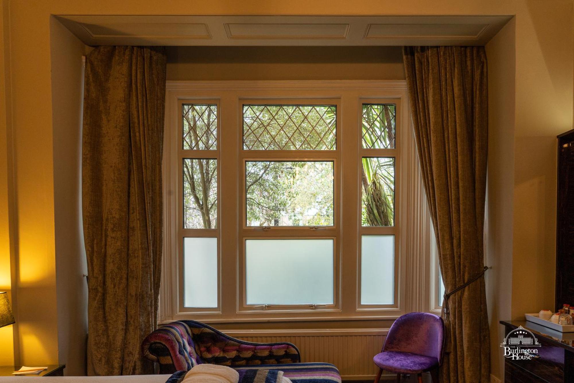 Bed and Breakfast Burlington House Boutique à Oxford Chambre photo Window with leaded glass