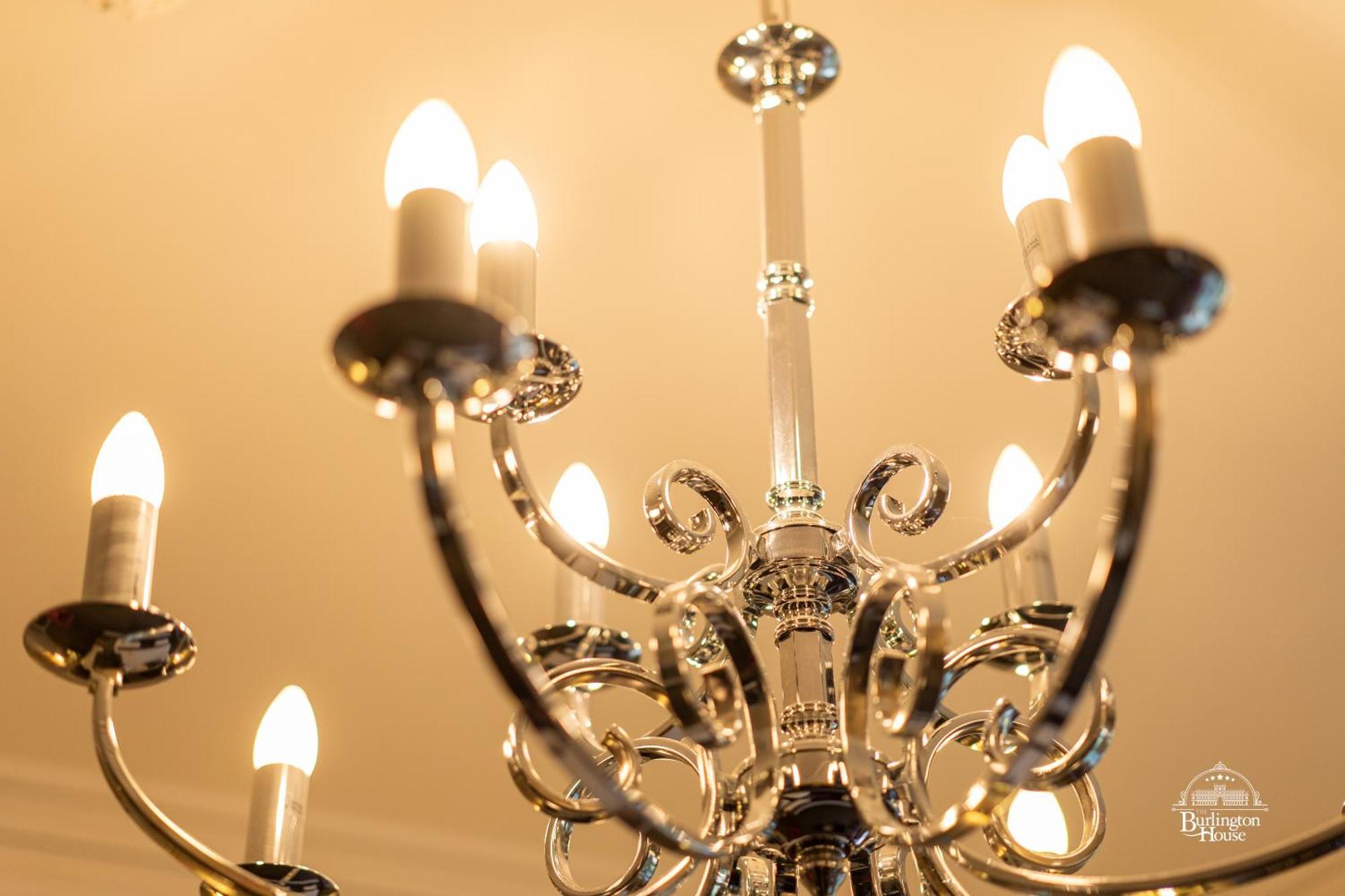 Bed and Breakfast Burlington House Boutique à Oxford Chambre photo A chandelier