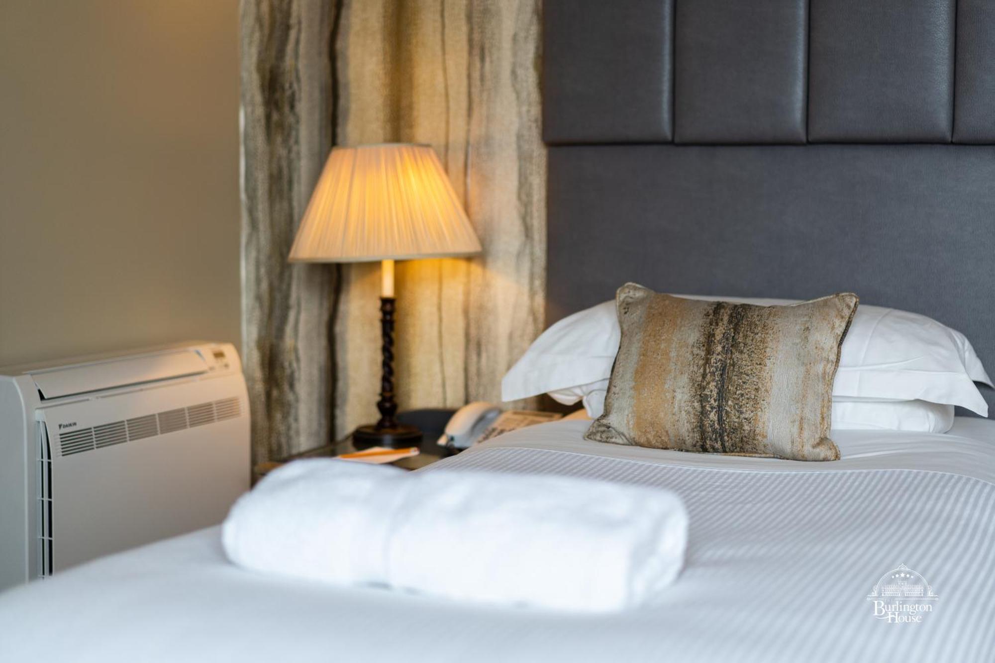 Bed and Breakfast Burlington House Boutique à Oxford Chambre photo A bed with a lamp and a pillow