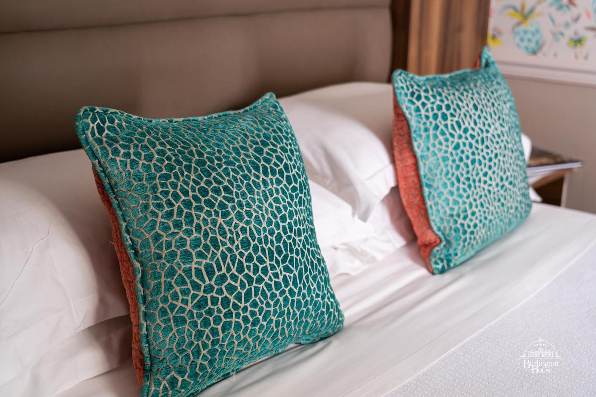 Bed and Breakfast Burlington House Boutique à Oxford Chambre photo Cushions made from genuine stingray leather