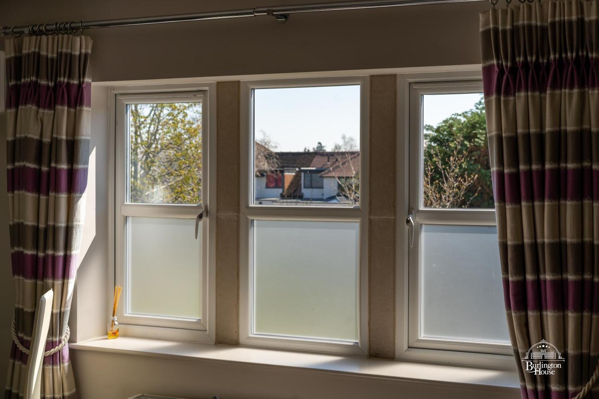 Bed and Breakfast Burlington House Boutique à Oxford Extérieur photo A window with a privacy film installed